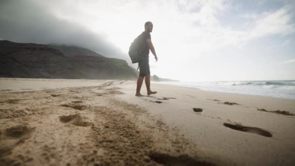 Flipping Άλμα Κλωτσιά Απολαμβάνοντας Στο Fuerteventura Island Ισπανία — Αρχείο Βίντεο