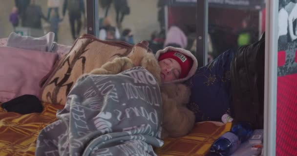 2022年ロシアのウクライナ侵攻 難民危機の間にワルシャワの中央鉄道駅 若い女の子が床の上で眠っています — ストック動画