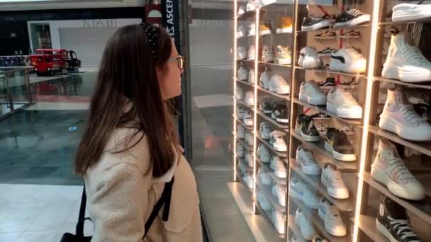 Female Shopper Browsing Trainers Store Window Cancelas Shopping Center Santiago — Vídeos de Stock