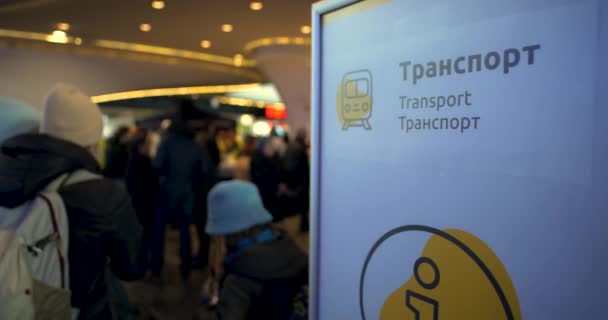 2022ロシアのウクライナ侵攻 難民危機の間にワルシャワの中央鉄道駅 輸送地点を待っている人々 — ストック動画