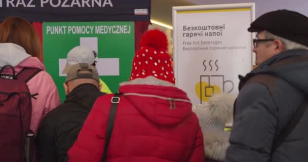 2022 Russische Invasie Oekraïne Centraal Station Warschau Tijdens Vluchtelingencrisis Ehbo — Stockvideo