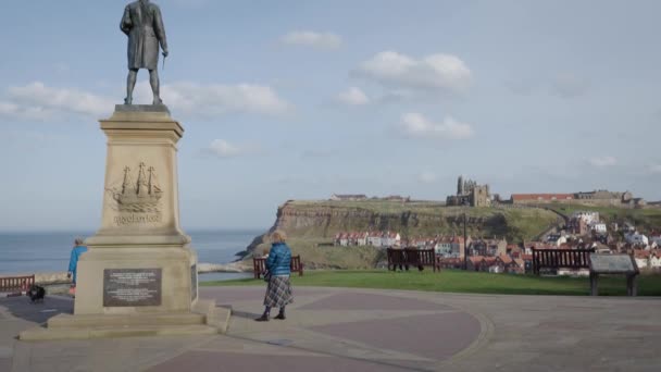 Statue Kaptajn Cook Hans Sokkel Med Udsigt Whitby Town Harbour – Stock-video