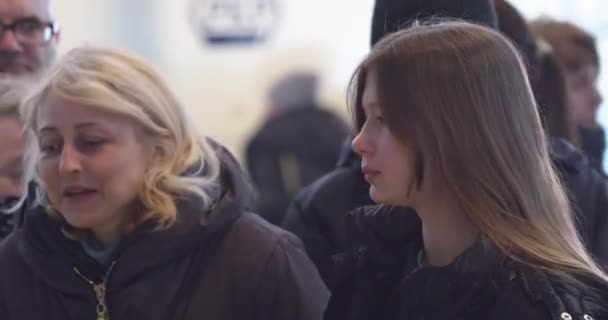 2022年ロシアのウクライナ侵攻 難民危機の間にワルシャワの中央鉄道駅 ホットドリンクを待っている母親と娘 — ストック動画