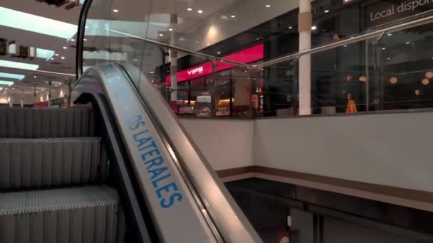 Pov Subiendo Escaleras Mecánicas Tercer Piso Centro Comercial Como Cancelas — Vídeos de Stock