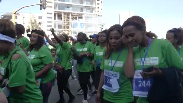 Marathon Participant Starting Walking Enjoying Event — Stock Video