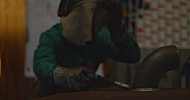 マスク溶接のハードワーキング産業溶接は工場での仕事に火花 — ストック動画