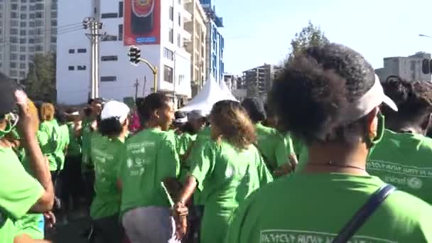 马拉松选手正高兴地随着比赛的音乐跳舞 — 图库视频影像
