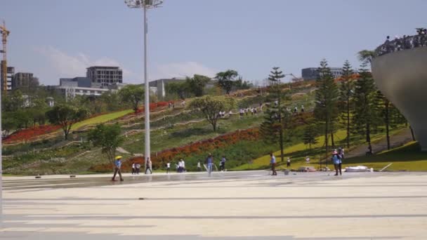 Trabajadores Limpieza Jardinería Están Lavando Suelo Parque Amistad Mientras Los — Vídeos de Stock