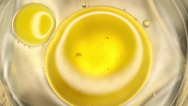 Gotas Aceite Amarillo Que Dividen Burbujas Más Pequeñas — Vídeo de stock