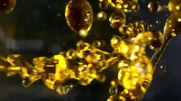 Burbujas Aceite Amarillo Sobre Fondo Negro — Vídeo de stock