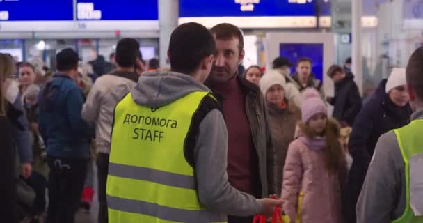 2022 Ρωσική Εισβολή Στην Ουκρανία Κεντρικός Σιδηροδρομικός Σταθμός Στη Βαρσοβία — Αρχείο Βίντεο