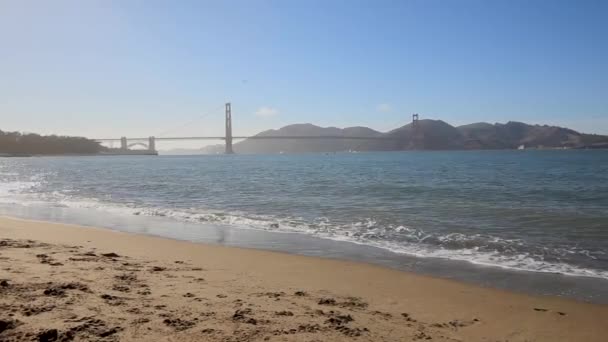 Vista Las Olas Rodando Campo Crissy Con Puente Golden Gate — Vídeos de Stock