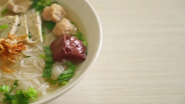 Wietnamski Makaron Ryżowy Wietnamską Kiełbasą Serwowane Warzywa Chrupiąca Cebula Azjatycki — Wideo stockowe