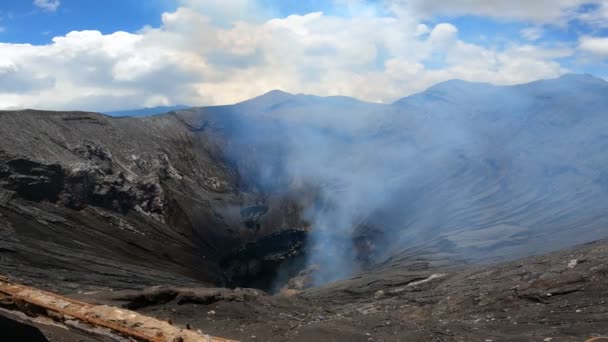 ブロモ山の頂上からの眺めとブロモ山の火口を示しています — ストック動画