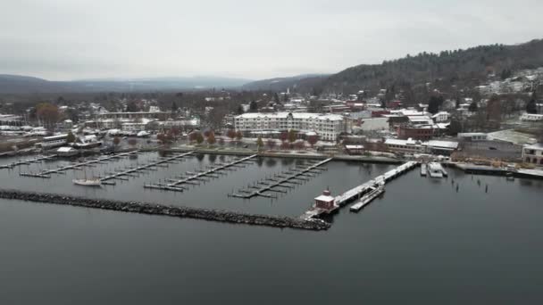 美国纽约州塞内卡湖上的沃特金斯格伦港 冬季船只和建筑物的无人机空中视图 — 图库视频影像