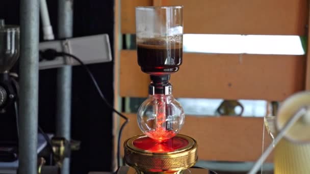 커피숍에서 클래식 커피를 만드는 — 비디오