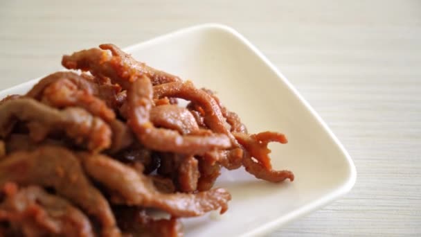 白盘晒干的猪肉 亚洲风味 — 图库视频影像