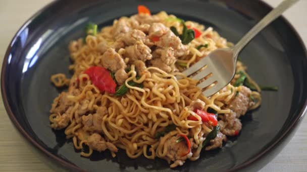 Σπιτικό Stir Fried Instant Noodles Ταϊλανδικό Βασιλικό Και Κιμά Χοιρινό — Αρχείο Βίντεο