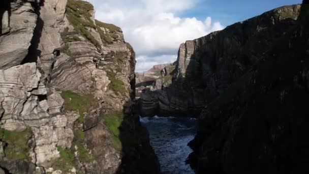 Mizen Head Ιρλανδία Αποκαλύπτοντας Εναέρια Άποψη Των Απότομων Βράχων Κύματα — Αρχείο Βίντεο