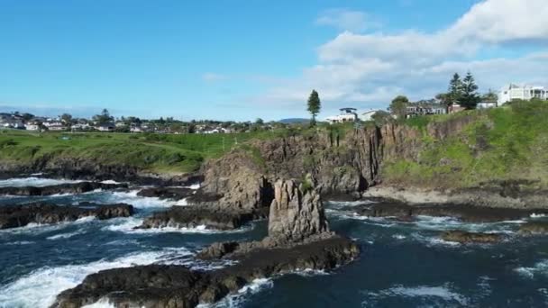 Panning Uitzicht Een Torenhoge Basalt Rotsformatie Met Brekende Golven Eronder — Stockvideo