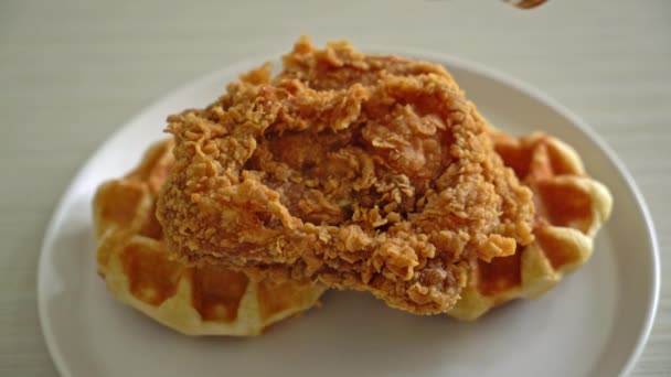 Wafel Ayam Goreng Buatan Sendiri Dengan Madu Atau Sirup Maple — Stok Video