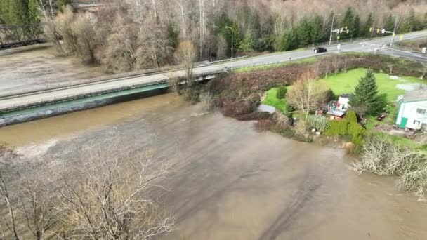 Cinematic Luchtfoto Drone Pan Shot Van Overstromingen Onder Een Brug — Stockvideo