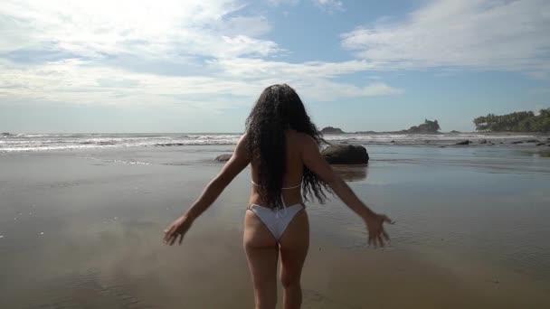 Foto Câmera Lenta Menina Biquíni Andando Praia Areia Mulher Sexy — Vídeo de Stock