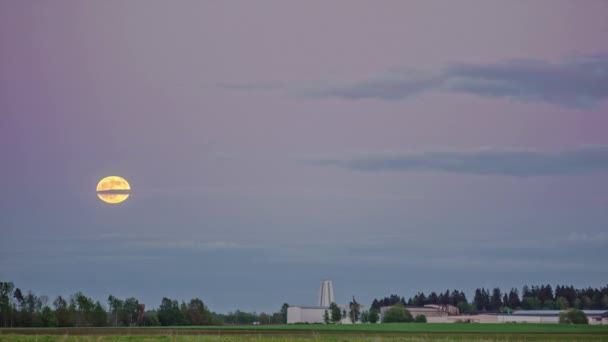 农村林区工业厂房上空黄昏时分 蓝天升起满月的时差快照 — 图库视频影像