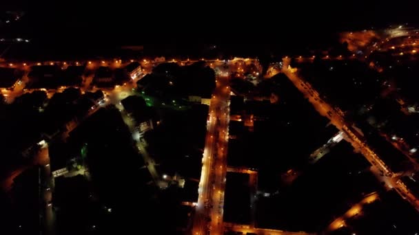 夜に黄色の通りと都市の空中円形ビュー — ストック動画