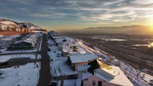 Aerial Salida Del Sol Invernal Nevado Sector Residencial Ridge North — Vídeo de stock