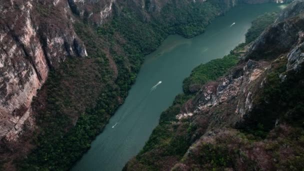 Aerial Boats Grijalva River Sumidero Canyon Chiapas Mexico Forward — стоковое видео