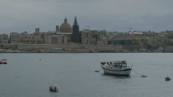 Valetta Limanında Demirlemiş Arka Planda Eski Şehir Malta Ile Dalgalar — Stok video