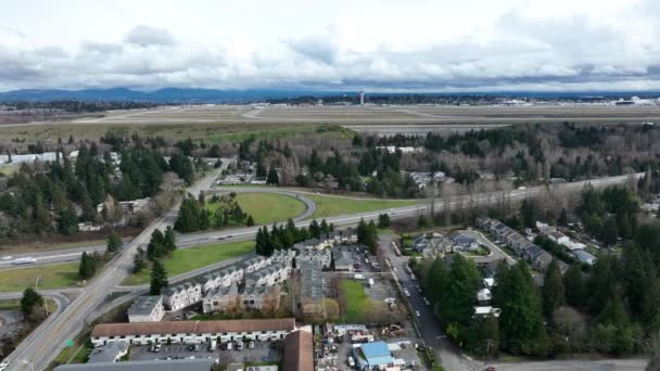 Cinemática Avión Tripulado Aéreo Disparo Aterrizaje Avión Aeropuerto Internacional Seattle — Vídeo de stock