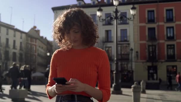 Young Caucasian Woman Typing Smartphone European Town Square — Videoclip de stoc