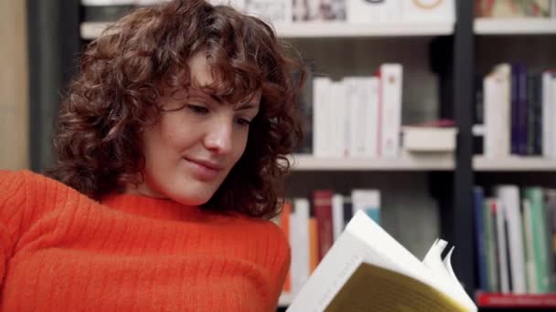 美丽的卷发白种人女性读者被书页所吸引 — 图库视频影像