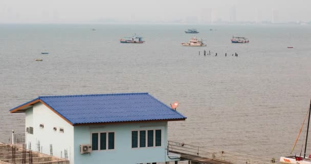Thai House Thai Fishing Vessels Background Anchored Coast Pattaya Ταϊλάνδη — Αρχείο Βίντεο