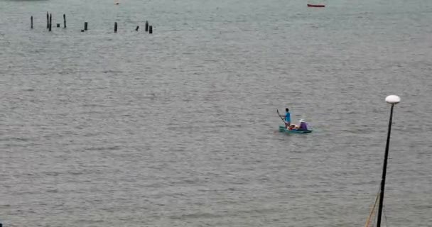 Two People Canoeing Out Sea Coast Pattaya Thailand Zoomed Shot — ストック動画