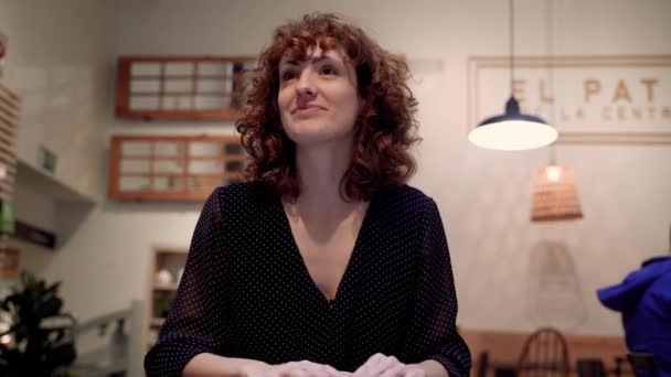 Mujer Rizada Firma Cliente Para Check Buen Gusto City Café — Vídeos de Stock