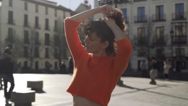 Elegan Curly Female Model Attaching Her Hair European City Center — Stok Video