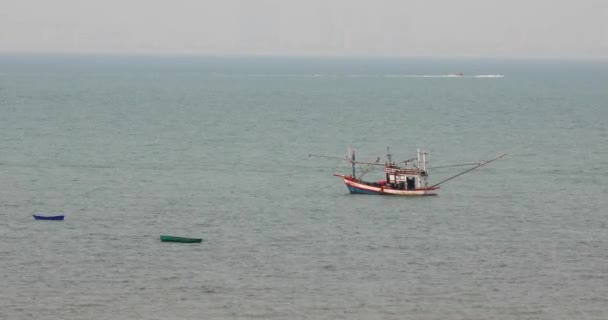 Thai Fishing Vessel Anchored Two Smaller Boats Nearby Coast Pattaya — Vídeo de stock