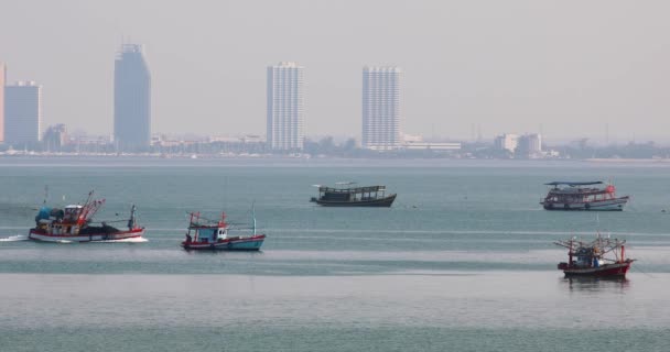 Thajská Rybářská Plavidla Vracejí Břeh Pattaya Thajsko — Stock video