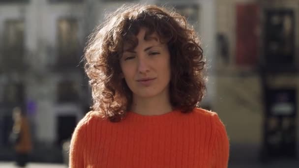 Gorgeous Curly Woman Model Emoting Fashion Photo Shoot Madrid — Vídeo de Stock