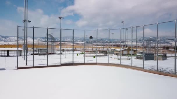 Revela Campo Béisbol Softbol Durante Invierno Con Nieve Fresca Frente — Vídeos de Stock