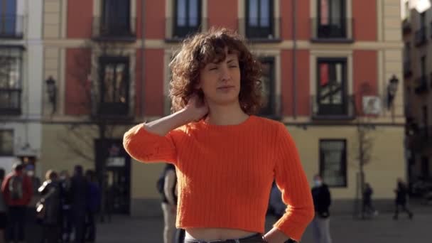 Confident Young Curly Woman Walking Sunny European Town Square — Vídeos de Stock