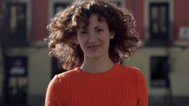 Happy Confident Curly Woman Walking Smiling European City Center — Vídeo de Stock