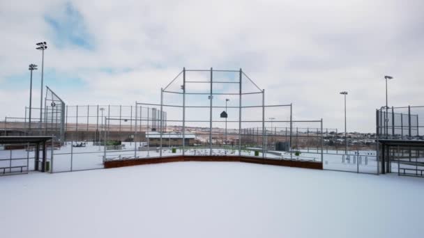 Revelar Béisbol Softbol Diamante Montículo Lanzadores Dugouts Con Nieve Recién — Vídeos de Stock