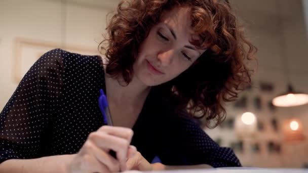 Curly Morena Mulher Estudante Handwriting Pensamentos Café Interior — Vídeo de Stock