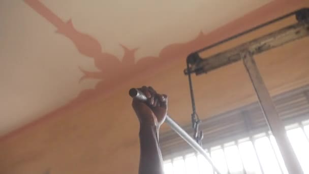 Svart Man Utan Tröja Som Motionerar Gamla Skolans Fängelsesal Afrikansk — Stockvideo