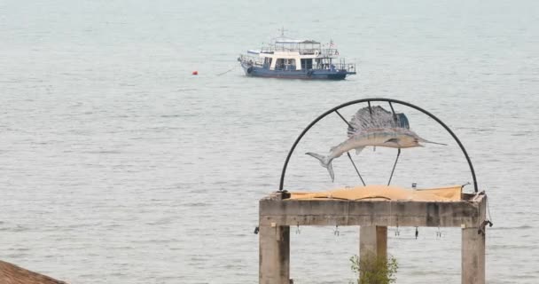 Ein Thailändisches Fischerboot Mit Einem Fischplakat Über Einem Pier Vordergrund — Stockvideo