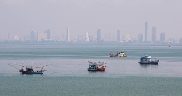 Thajská Rybářská Plavidla Kotvící Pobřeží Pattaya Siluetou Města Pozadí — Stock video